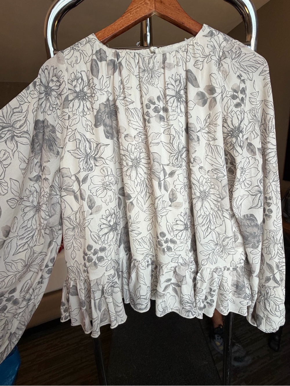 Abercrombie & Fitch Size M Ivory Gray Floral Ruffle Hem Long Sleeve Blouse